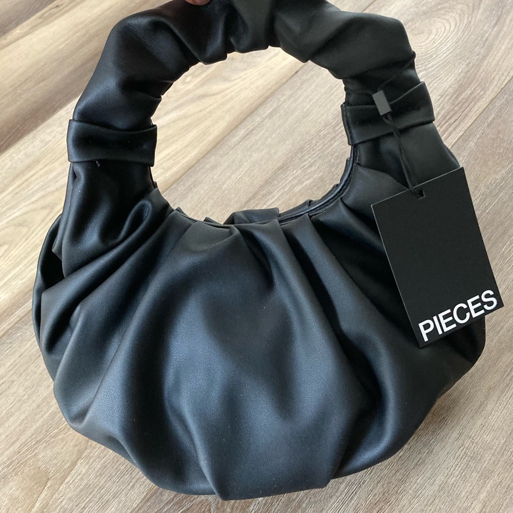 PIECES *NWT* Vansa Ruched Black Handle Bag Purse